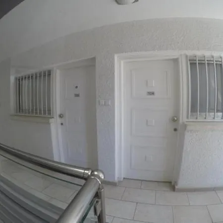 Les Palmiers Petrou * ラルナカ